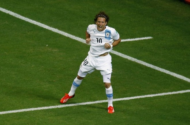 Forlán comemora o gol marcado sobre a Nigéria |