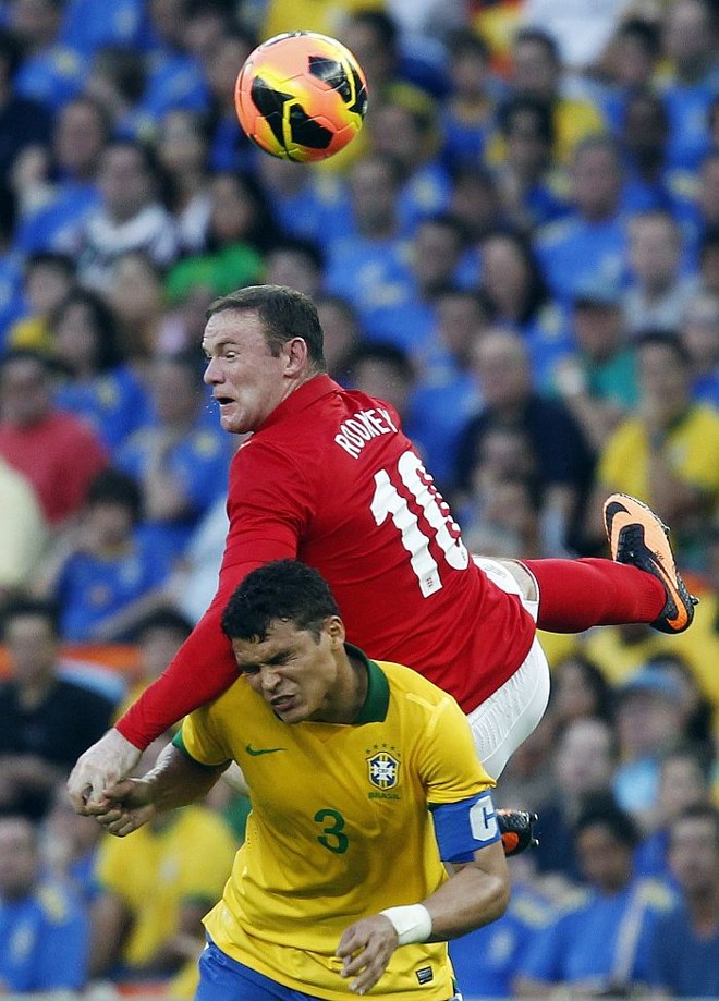 Rooney disputa bola com Thiago Silva | 