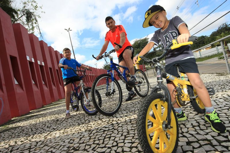 Sérgio com os filhos Arthur e Heitor: pai pratica exercícios com os meninos duas vezes por semana | Ivonaldo Alexandre/ Gazeta do Povo