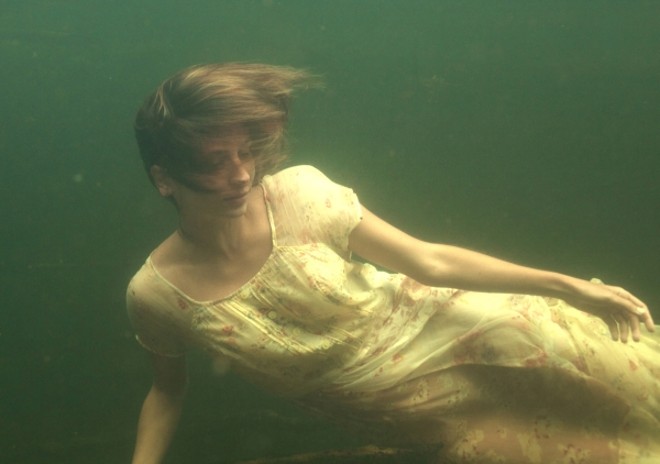 Elena- Sucesso de público, com quase 50 mil espectadores, o documentário tem como personagem central a irmã da cineasta, que se mudou para Nova York para tentar a carreira de atriz e acabou se suicidando. Petra Costa. Espaço Itaú 2, às 17h40. | 