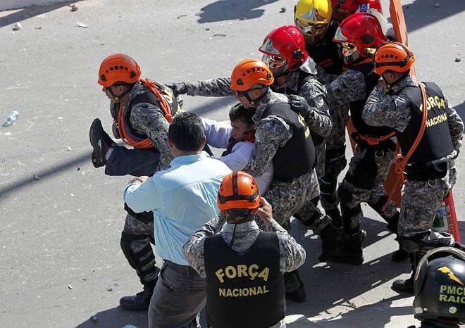 Agentes da Força Nacional socorrem ferido no protesto em Fortaleza | 