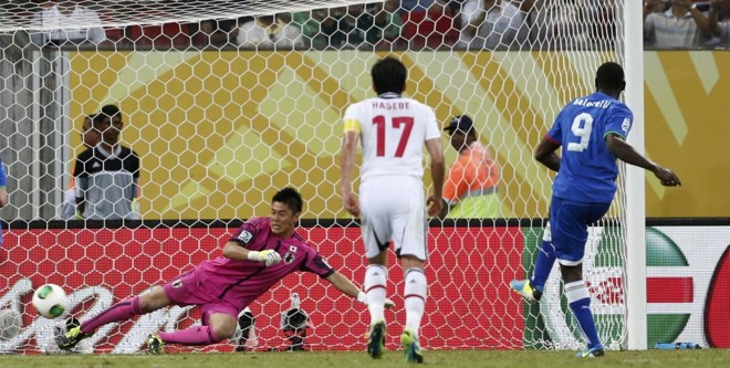 Balotelli marcou de pênalti para os italianos |