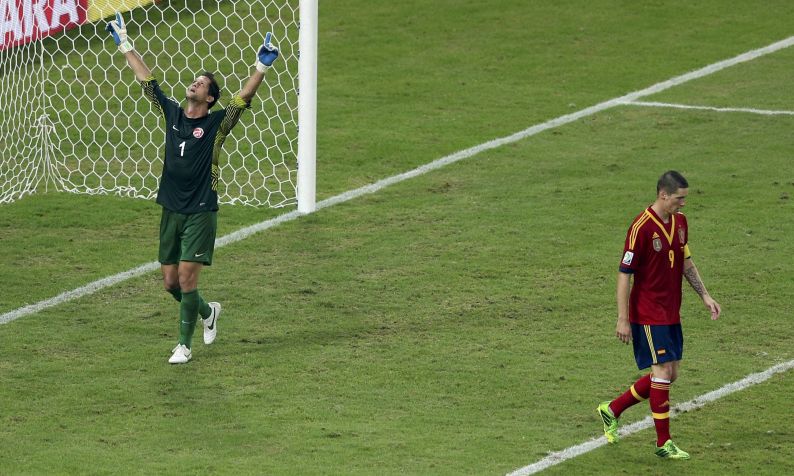 Goleiro Roche comemora após pênalti perdido por Fernando Torres | Reuters