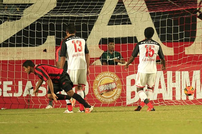 Ederson marca o segundo gol atleticano contra o Flamengo | 