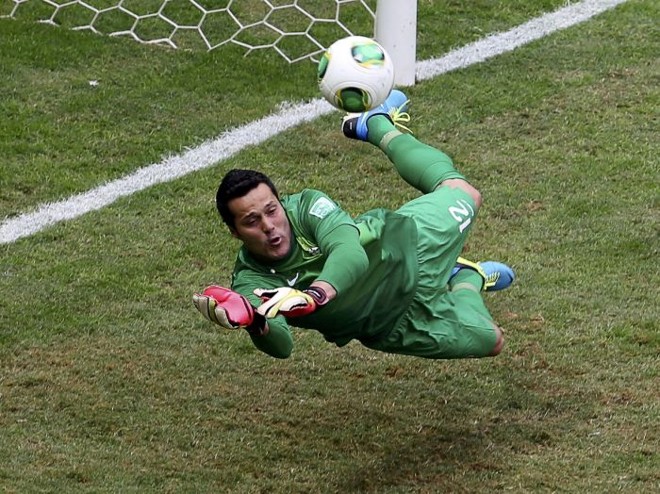 Julio Cesar se joga para fazer bela defesa | 