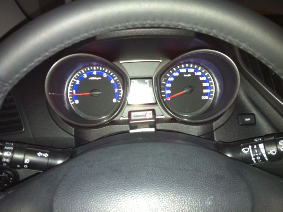 Aparelho é bom aliado para evitar multas de radares fixos Aparelho deve ficar na barra de direção do carro, entre o volante e o quadro de instrumentos | Roberto Massignan Filho/ Gazeta do Povo