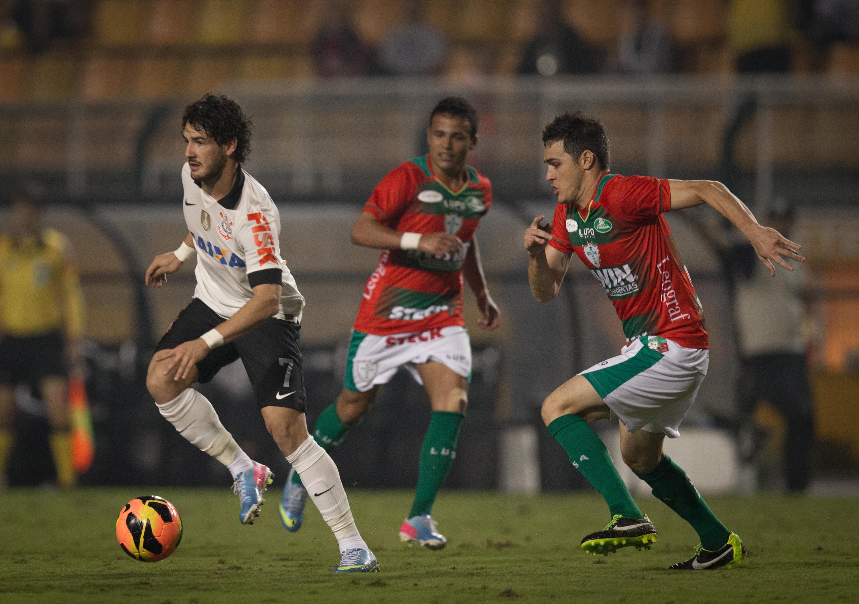 Pato passou mais um jogo em branco e Corinthians não venceu a Portuguesa | Ricardo Nogueira / Folhapress