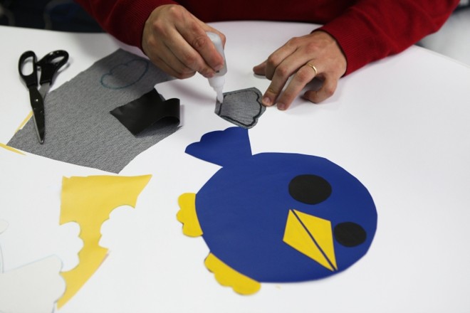 3.º Monte o rostinho: Use a cola quente ou instantânea para colar os olhos, bicos, asa, rabo e patas no molde que será a parte da frente | 