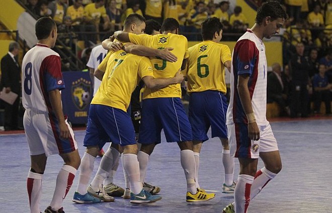 Jogadores do Brasil comemoram o primeiro gol do Brasil, de Jackson, diante da Costa Rica |