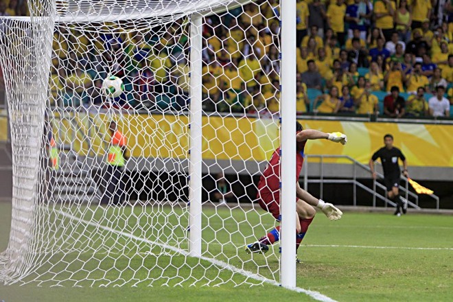 Goleiro Buffon observa a bola entrar no gol de Neymar contra a Itália |