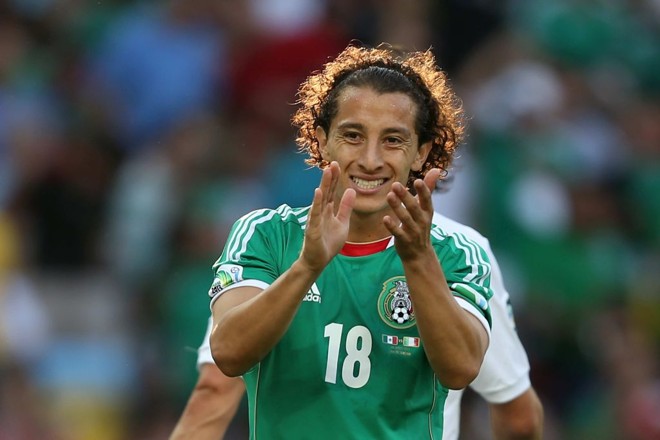 Guardado ironiza o árbitro com palmas |