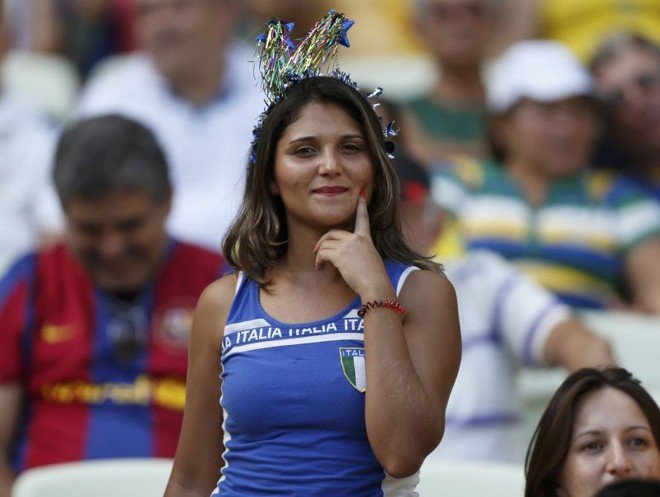 Torcedora da Itália faz pose antes do início do duelo | 