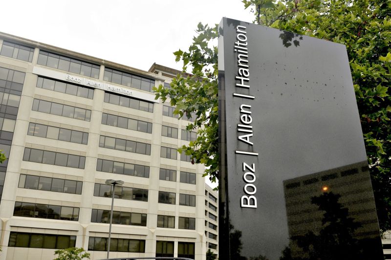 Sede da empresa Booz Allen Hamilton, em McLean, onde o ex-técnico da CIA Edward Snowden trabalhava e foi demitido ontem | Michael Reynolds/EFE