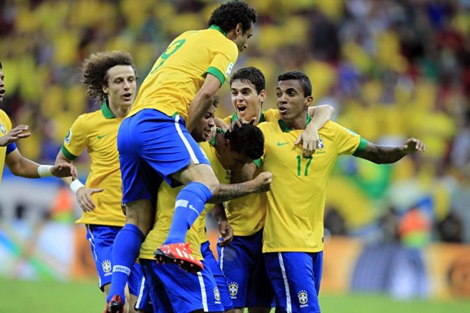 Seleção comemora gol de Paulinho, logo no início do segundo tempo | 
