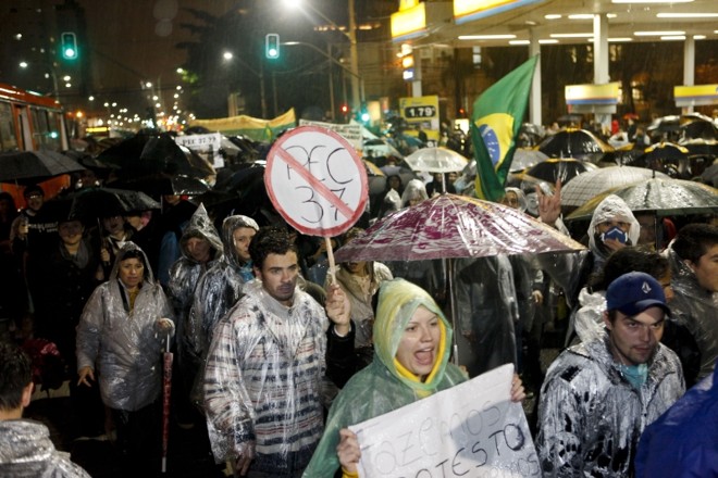 Coletânea Vinagre, nome do produto usado para amenizar os efeitos do gás lacrimogêneo, foi organizada no ápice dos protestos |