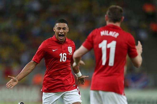 Chamberlain comemora o segundo gol da Inglaterra | 