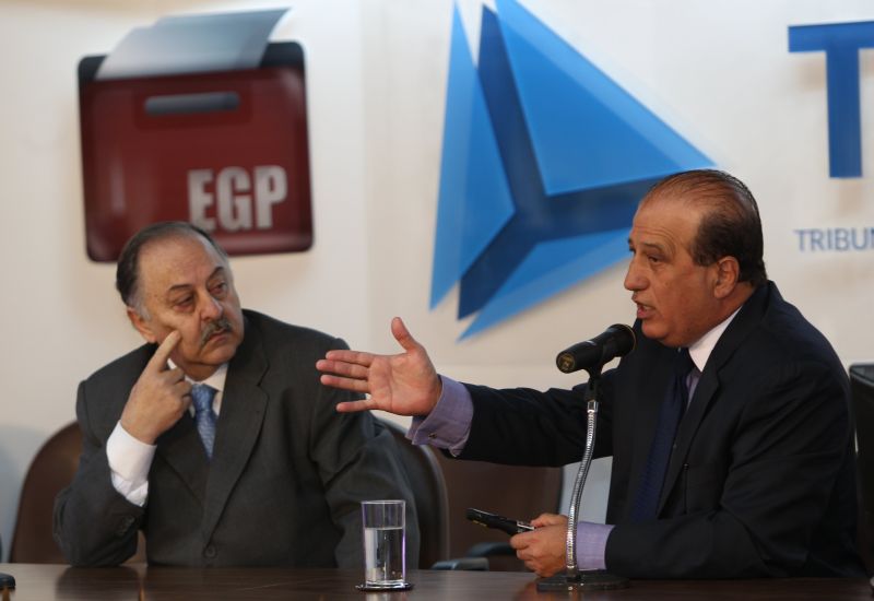 O presidente do TC-PR, Artagão de Mattos Leão (à direita) acompanha a palestra do ministro João Augusto Ribeiro Nardes, presidente do TCU, na manhã desta segunda-feira (3) em Curitiba | Aniele Nascimento / Agência de Notícias Gazeta do Povo