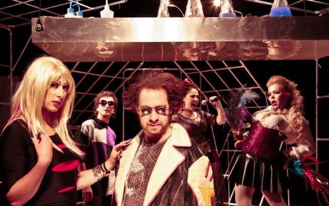 "O Médico e O Monstro", que esteve no Festival de Teatro de Curitiba, concorre em melhor figurino | Divulgação