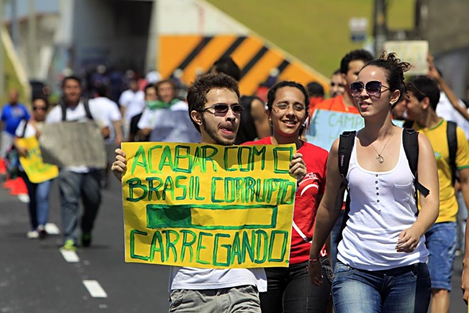 Manifestantes mostram cartazes nas proximidades da Arena Castelão |