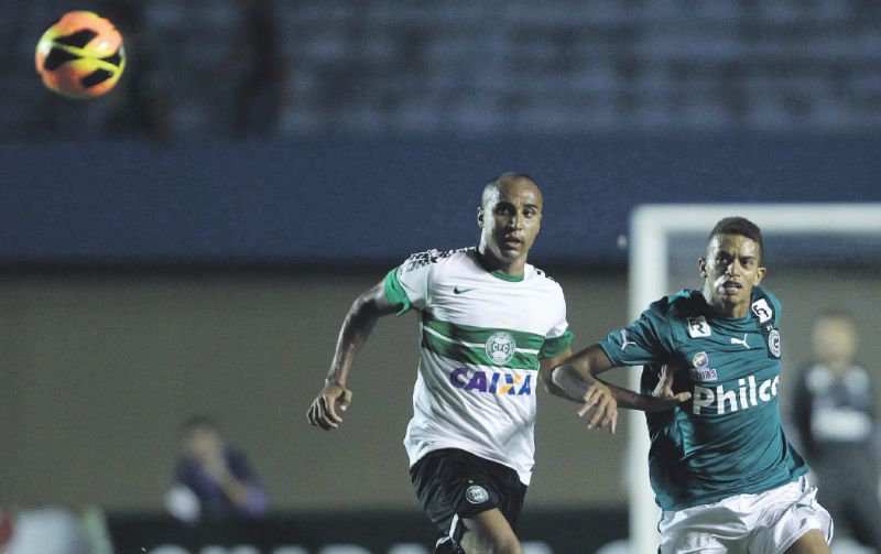 Autor do gol do Coritiba, o atacante Deivid observa a bola passando durante o empate com o Goiás, no Serra Dourada | Adalberto Marques/ AGIF/ Folhapress
