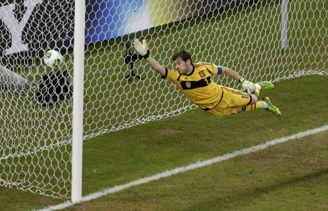 Casillas não conseguiu defender a cobrança de falta de Suárez |