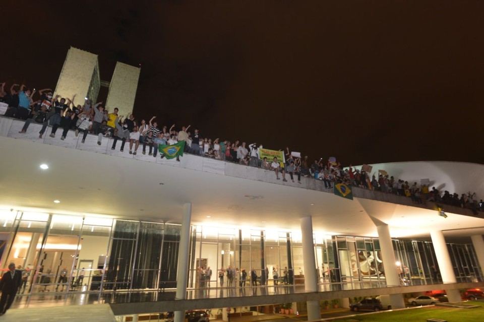 Manifestantes em Brasília, no telhado da estrutura do Congresso | Marcello Casal Jr / Agência Brasil