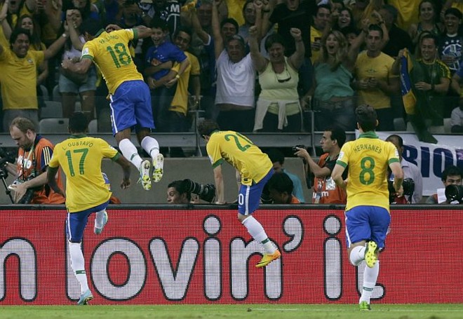 Paulinho comemora o gol da vitória brasileira sobre o Uruguai |