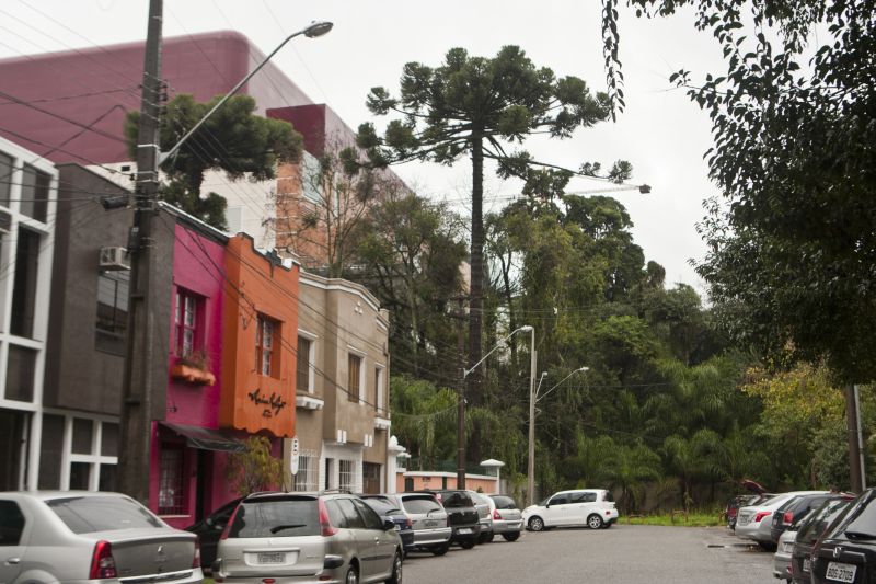Trecho da Rua Dom Pedro II, nos fundos do Pátio Batel: grupo Soifer terá de derrubar parte do bosque para abrir rua | Marcelo Andrade / Gazeta do Povo