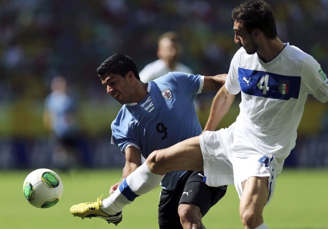 Suárez foi bem marcado pela Azurra |