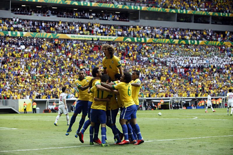 Trégua com a torcida: jogadores da seleção festejam o gol de Neymar, primeiro do 3 a 0 contra os japoneses, em Brasília | Albari Rosa, enviado especial / Gazeta do Povo