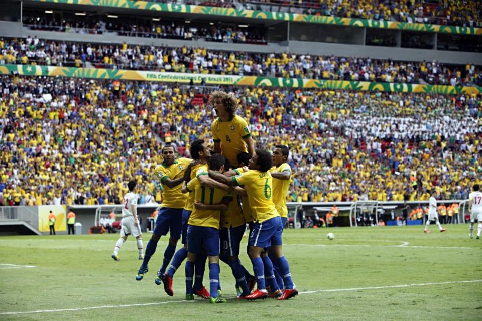 Trégua com a torcida: jogadores da seleção festejam o gol de Neymar, primeiro do 3 a 0 contra os japoneses, em Brasília | Albari Rosa, enviado especial / Gazeta do Povo