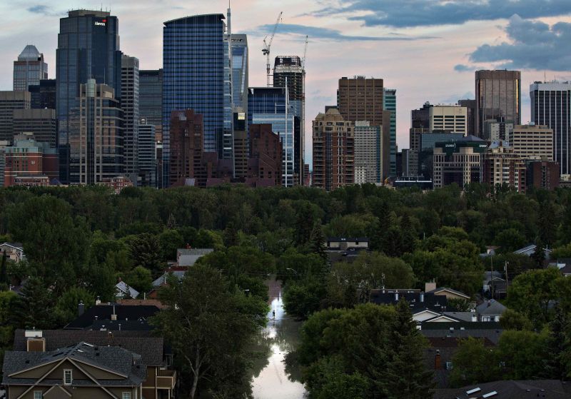 Rua inundada próxima ao centro de Calgary, Alberta | Andy Clark/Reuters
