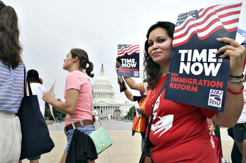 Imigrantes ilegais fazem manifestação em frente do Congressodos Estados Unidos | Jonathan Ernst/Reuters