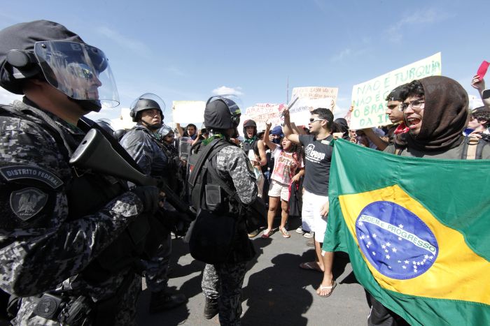 Pré-jogo é marcado por manifestação contra gastos nos preparativos para a Copa 2014 | Albari Rosa/Agência de Notícias Gazeta do Povo