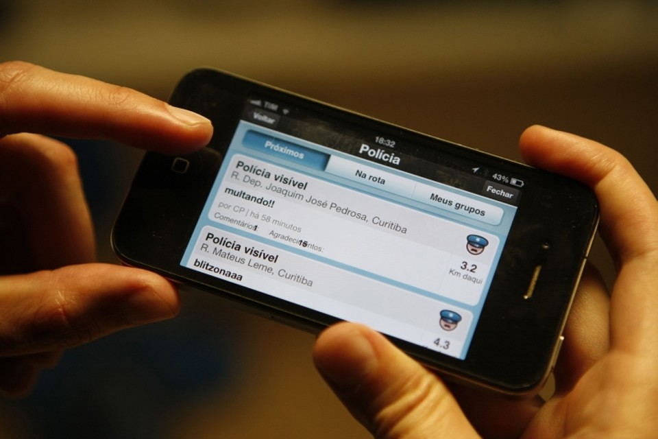Aplicativo de celular faz polícia mudar blitz Aplicativo Waze é usado para compartilhar informações de trânsito em tempo real | Henry Milleo/Gazeta do Povo