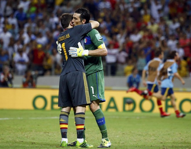 Casillas e Buffon se abraçam após semi. Espanhol se deu melhor e está na decisão | 