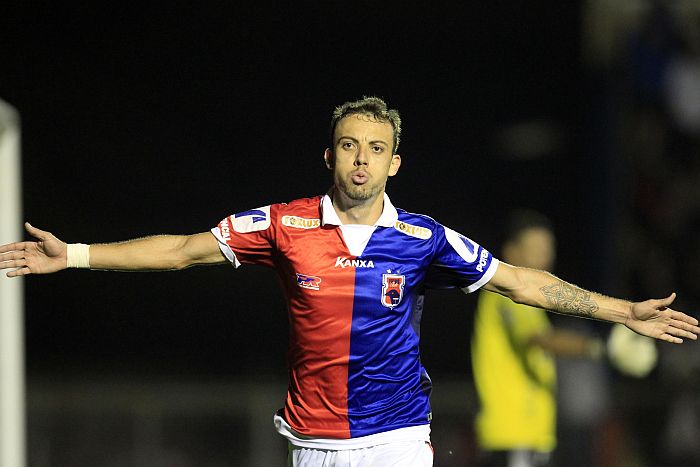 O atacante Paulo Sérgio, contratado do Operário de Ponta Grossa, festeja seu primeiro gol pelo Paraná | Albari Rosa / Gazeta do Povo