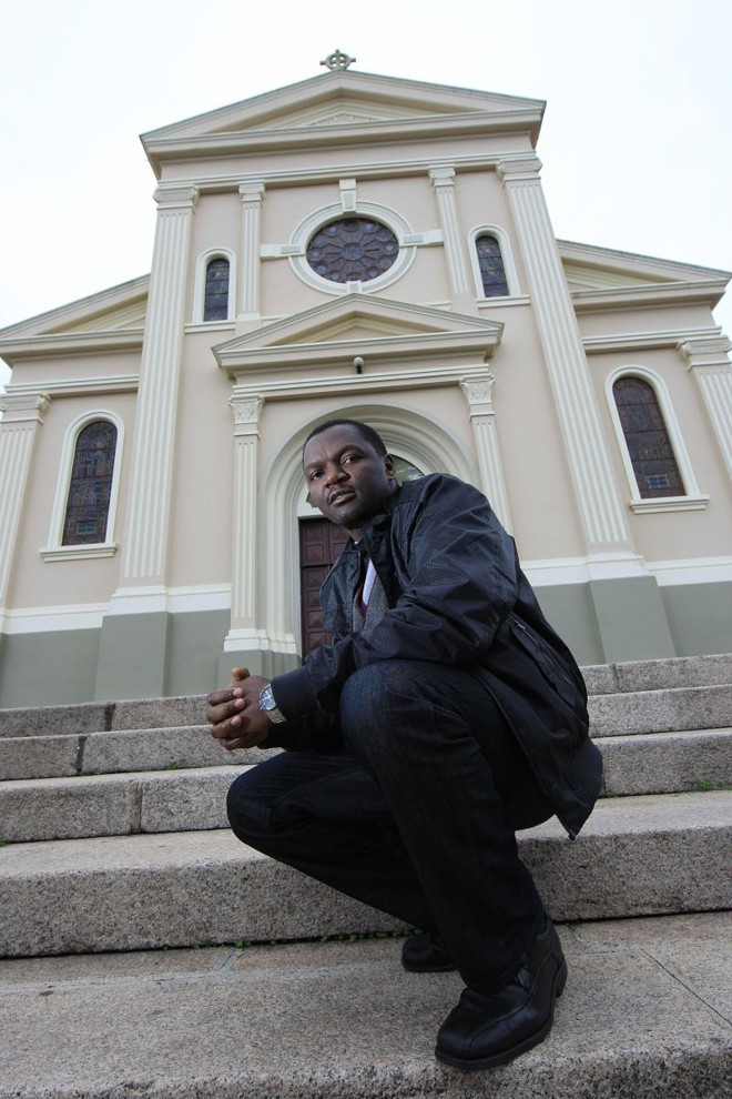 Padre Gustot: visita de porta em porta |