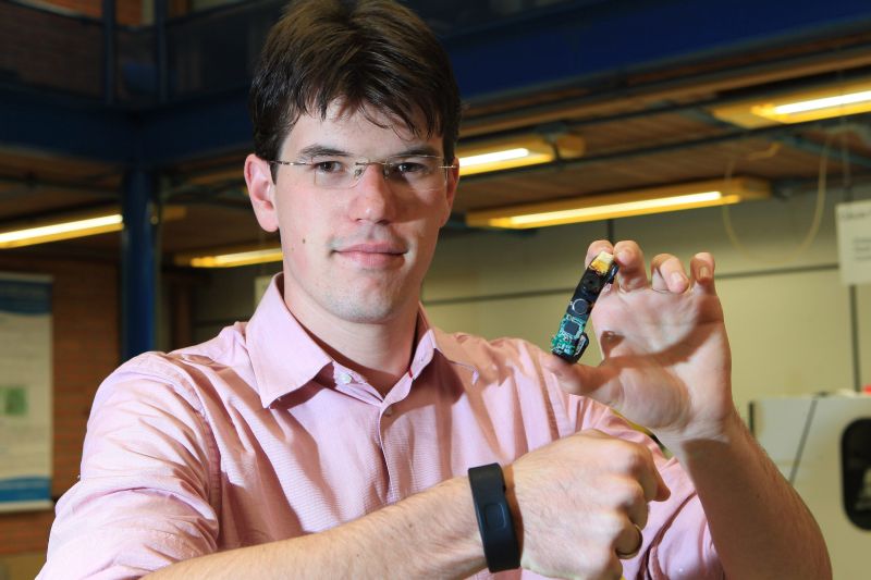 Matheus Tomio mostra o protótipo da pulseira que começou a desenvolver no ensino médio | Ivonaldo Alexandre/Gazeta do Povo
