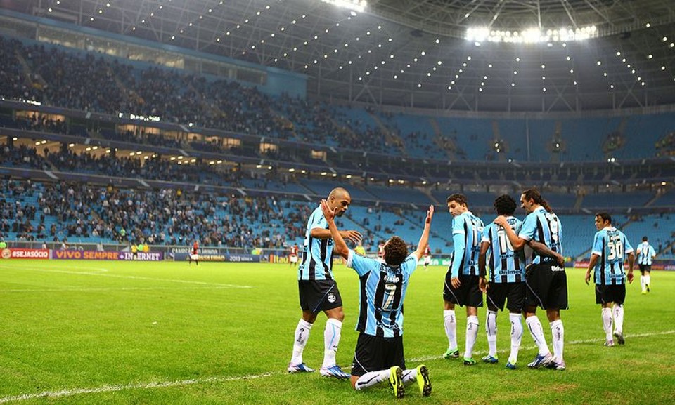 Com gol de falta de Elano, Grêmio derrota o Vitória por 1 a 0 Elano comemora o gol de falta marcado contra o Vitória | Lucas Uebel / Grêmio FBPA
