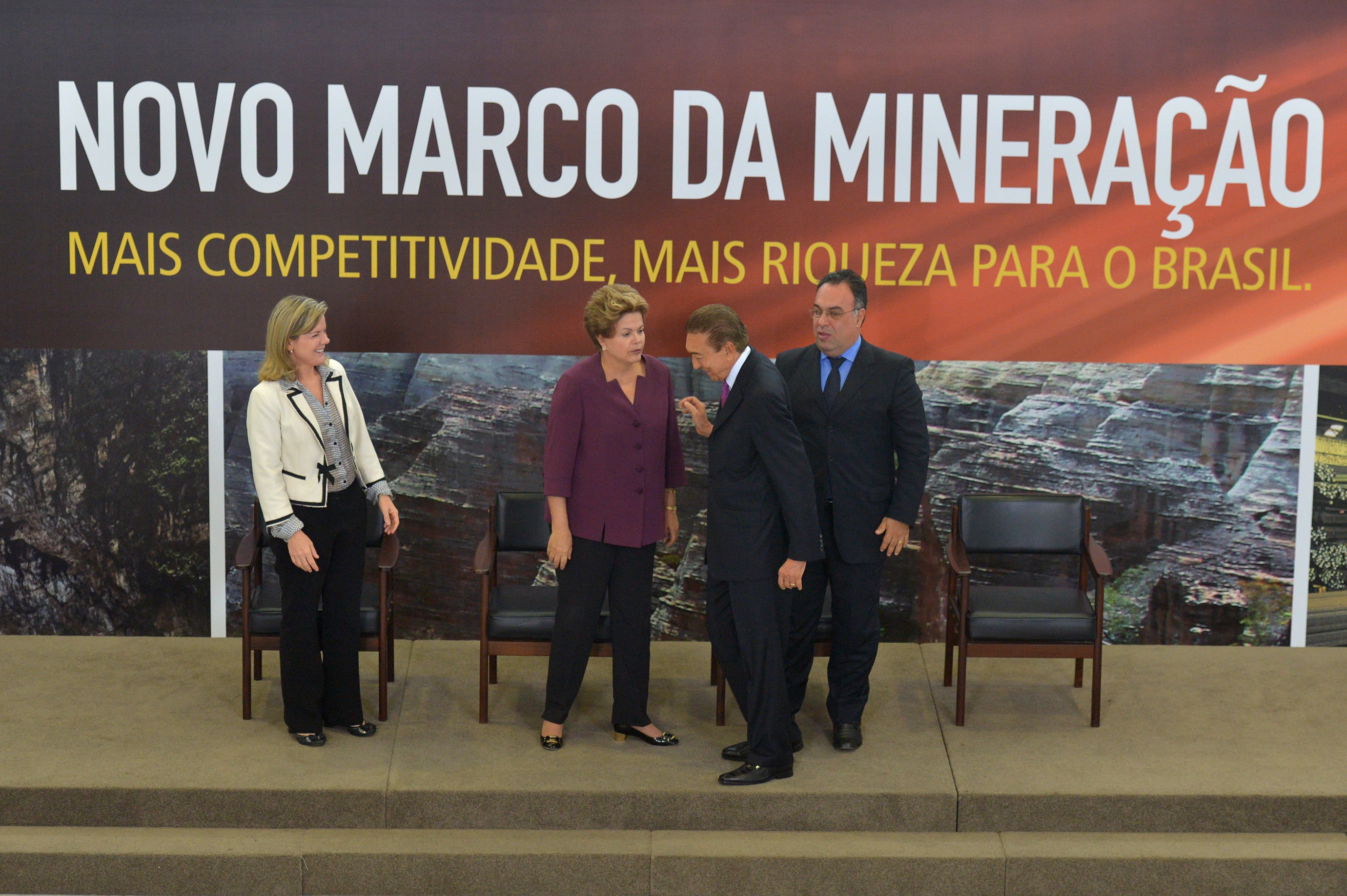 A ministra Casa Civil, Gleisi Hoffmann, a presidente Dilma Rousseff, o vice-presidente da Câmara, deputado André Vargas (PT-PR), e o ministro de Minas e Energia, Edison Lobão na cerimônia de lançamento do Marco Regulatório da Mineração | Wilson Dias / Agência Brasil