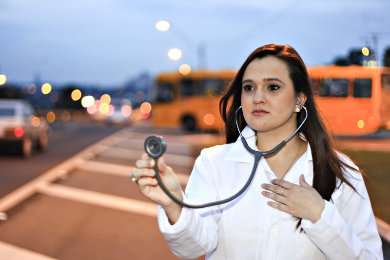 A médica Ana Helena Bessa Gonçalves Vieira , de 26 anos, optou por trabalhar em Curitiba, em vez de voltar para Jacarezinho, cidade onde nasceu | Daniel Castellano/Gazeta do Povo