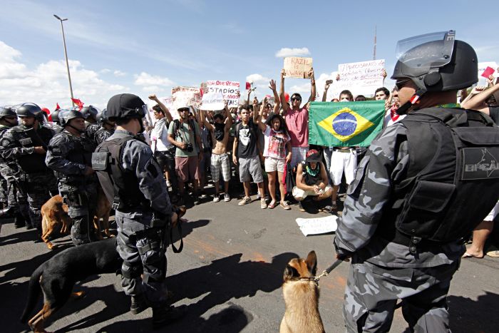 Jovens protestam contra os gastos da Copa, no estádio de abertura da Copa das Confederações | Albari Rosa/Agência de Notícias Gazeta do Povo