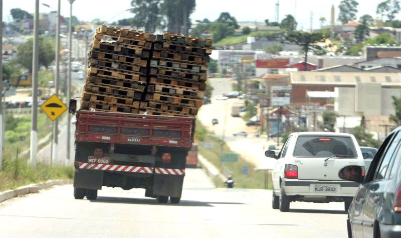 Caminhão transporta pallets soltos: irregularidade | Ivonaldo Alexandre/ Gazeta do Povo