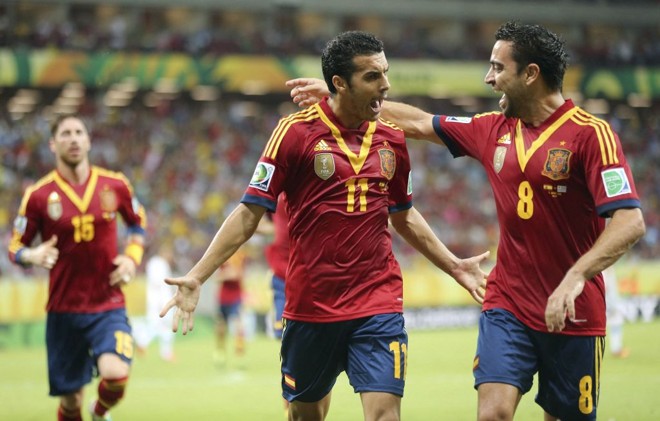 Xavi cumprimenta Pedro, autor do gol de abertura do jogo |