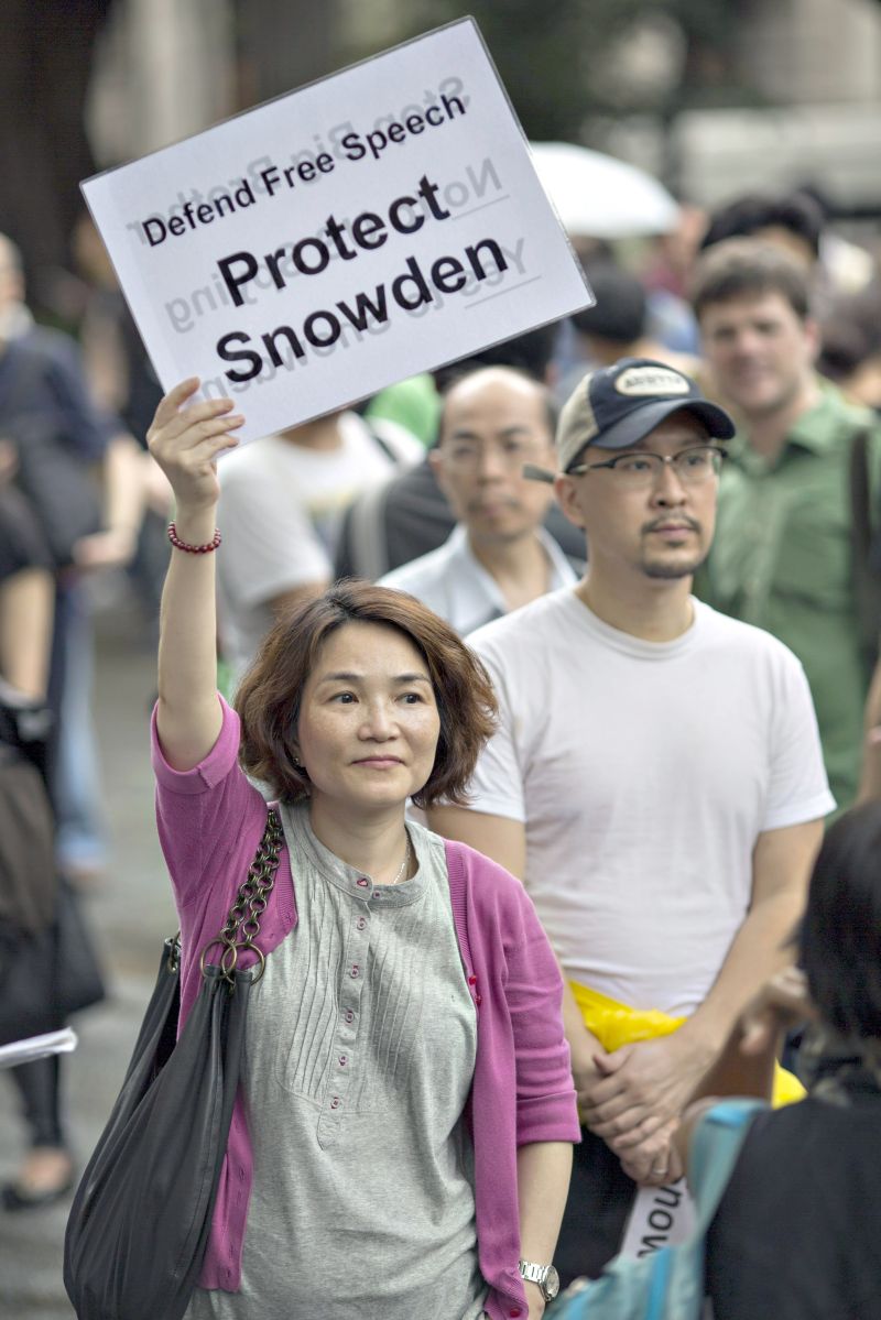 Ativista de Hong Kong segura cartaz em favor de Edward Snowden durante manifestação | Jerome Favre/Efe