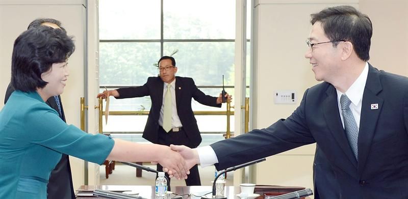 O chefe de políticas do Ministério da Unificação sul-coreano, Chun Hae-sung (à direita), cumprimenta a representante norte-coreana, Kim Song-hye, em Panmunjom, na Coreia do Sul. É o primeiro encontro oficial dos dois países em dois anos | EFE/EPA/MINISTRY OF UNIFICATION