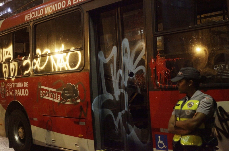 Prédios e ônibus foram pichados pelos manifestantes: protesto reuniu 12 mil participantes | Gabriela Biló/Folhapress