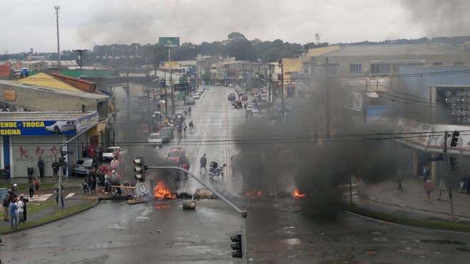 Manifestantes fecham a rua João Bettega em protesto por alagamentos de residências da região da Cidade Industrial de Curitiba |
