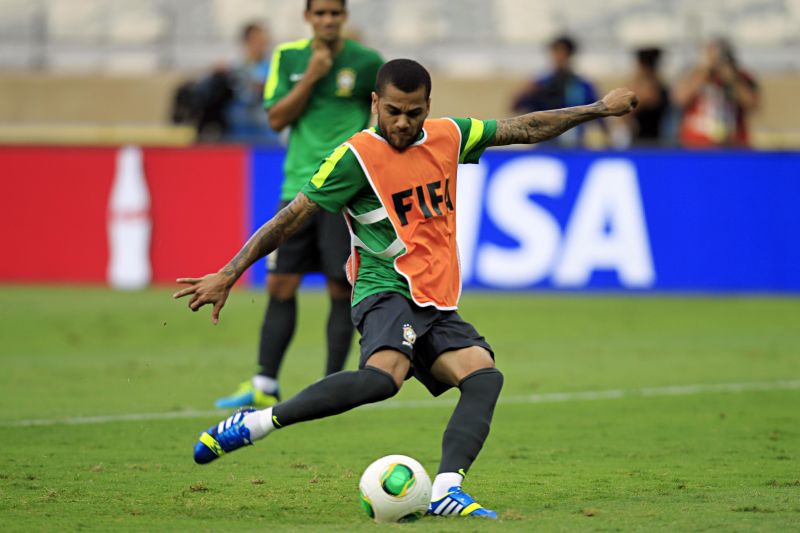 Daniel Alves defende que o título diante da Espanha será o primeiro grande passo rumo ao Mundial | Albari Rosa, enviado especial / Gazeta do Povo